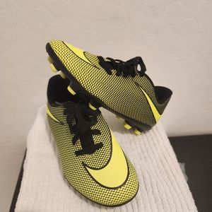 Kids nike soccer cleats. Size 12
